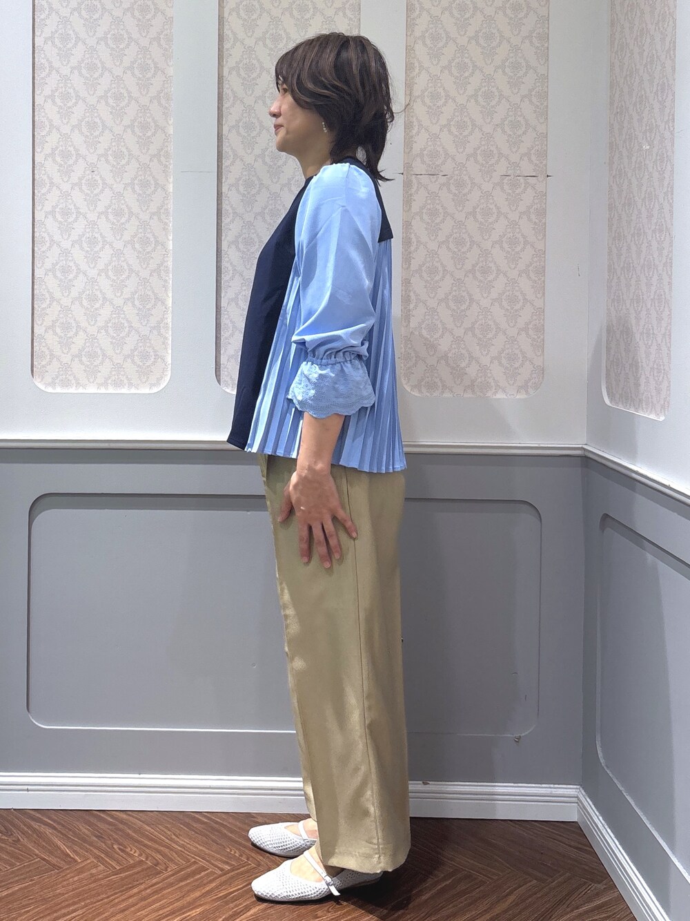 シルバー系のその他シューズ、ベージュ系のその他パンツ、ブラック系のスカートを着用したレディースの春コーディネートの2枚目の写真
