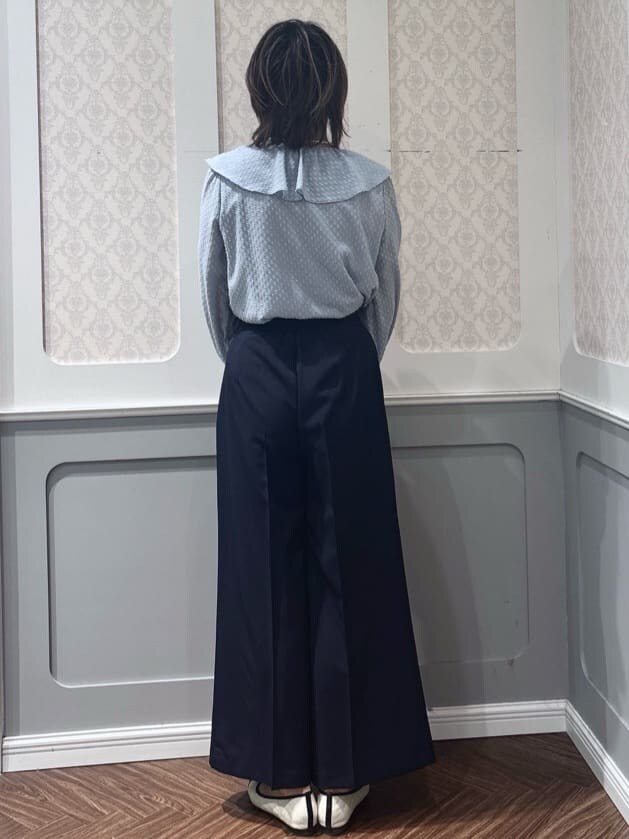 ブルー系のシャツ/ブラウス、ブルー系のその他パンツを着用したレディースの春コーディネートの3枚目の写真