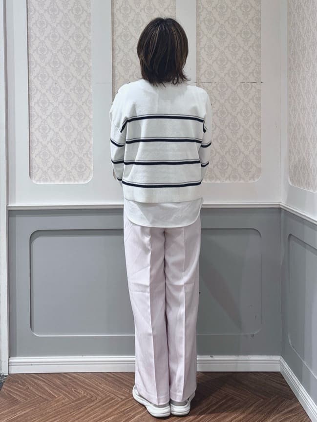 ホワイト系のシャツ/ブラウス、ホワイト系のニット/セーター、ピンク系のその他パンツを着用したレディースの冬コーディネートの3枚目の写真