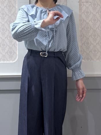 ブルー系のシャツ/ブラウス、ブルー系のその他パンツを着用したレディースの冬コーディネートの4枚目の写真
