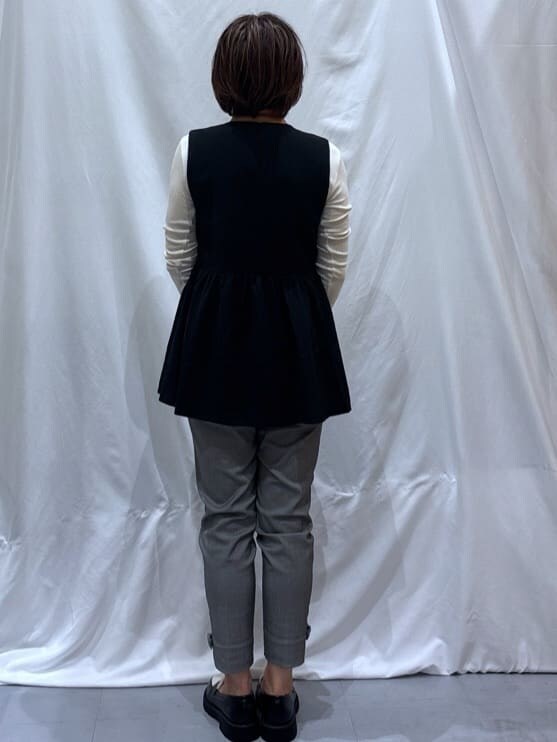 ブラック系のベスト、ホワイト系のTシャツ/カットソー、グレー系のその他パンツを着用したレディースの秋コーディネートの2枚目の写真
