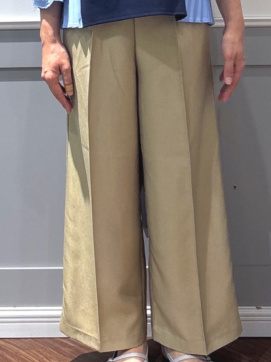 シルバー系のその他シューズ、ベージュ系のその他パンツ、ブラック系のスカートを着用したレディースの春コーディネートの5枚目の写真