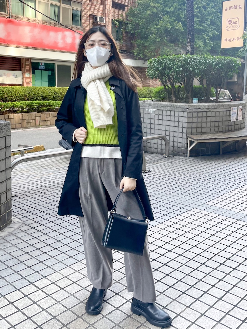 ブラック系のその他アウター、ブラック系のトートバッグ、その他のシューズを着用したレディースの秋コーディネートの2枚目の写真