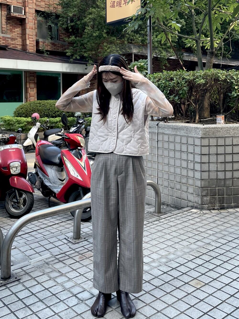 その他のトップス、ホワイト系のダウンベスト、その他のパンツを着用したレディースの秋コーディネートの2枚目の写真