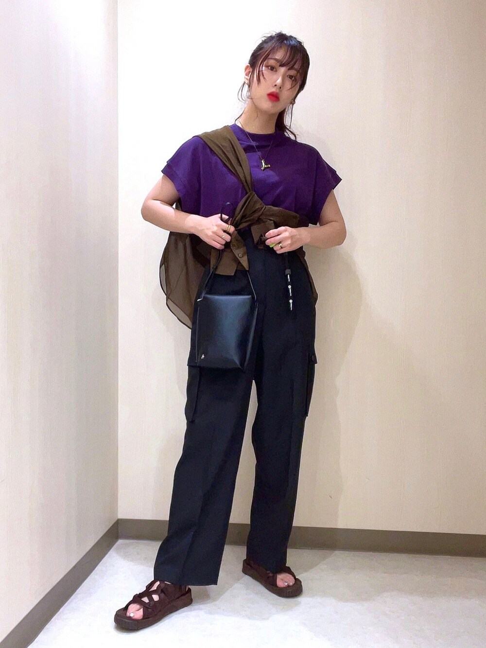 ブラウン系のシャツ/ブラウス、ブラック系のショルダーバッグ、ブラック系のその他パンツを着用したレディースの夏コーディネートの2枚目の写真