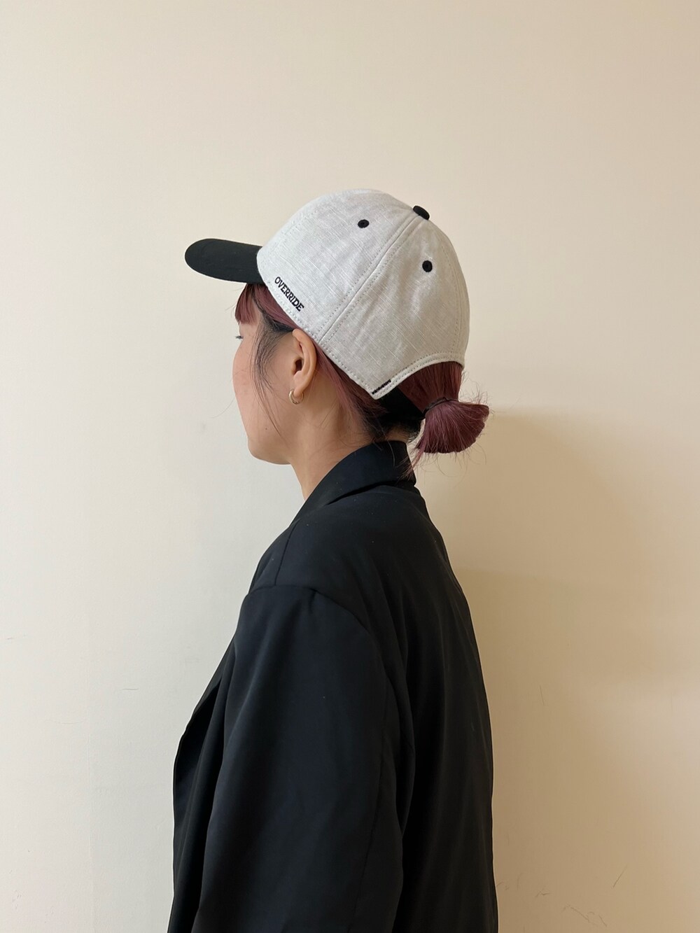 ブラック系のテーラードジャケット、ブルー系のデニムパンツ、ブラック系のブーツを着用したレディースの夏コーディネートの4枚目の写真