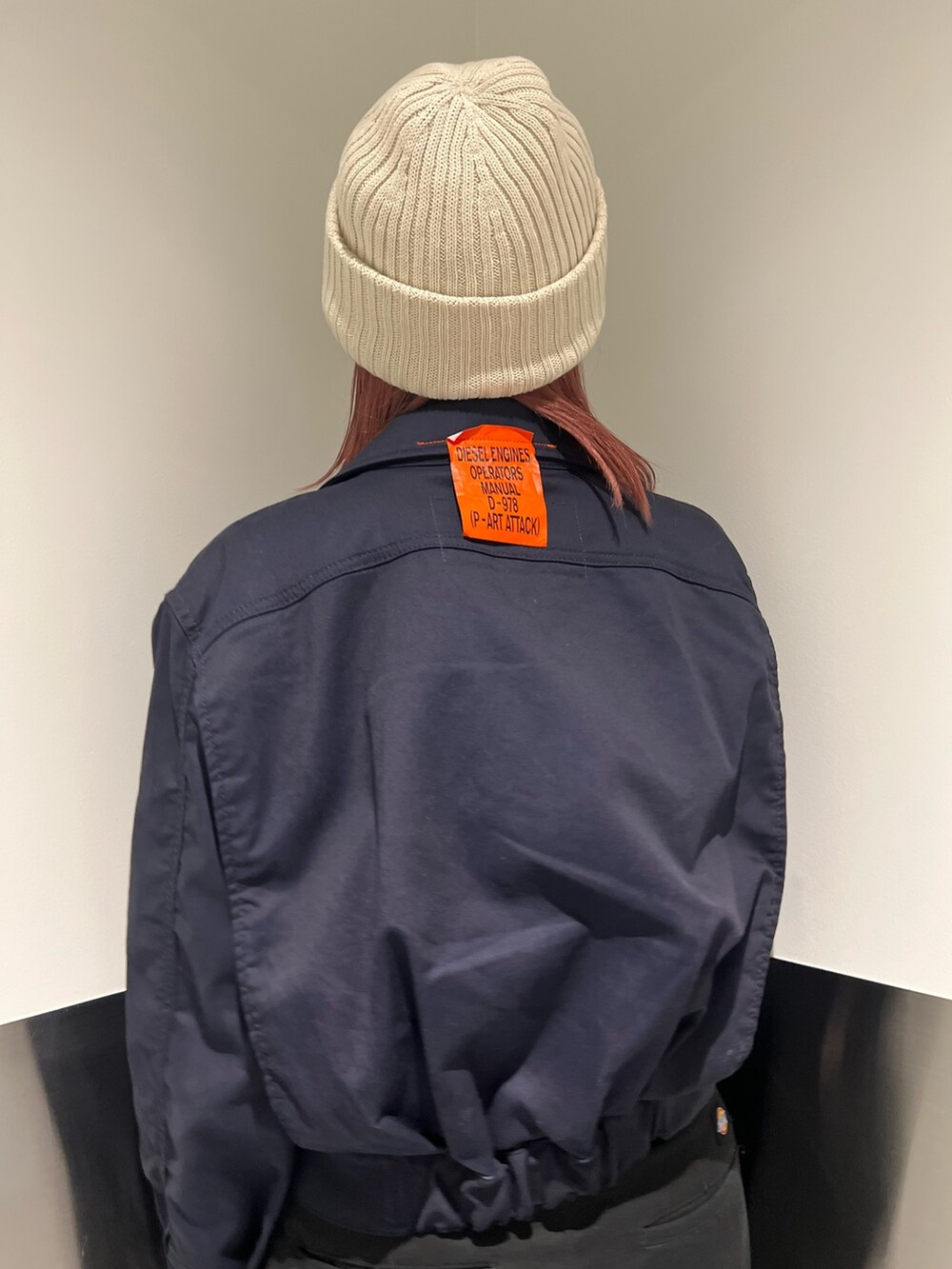 ブルー系のジャケット/アウター、ブラック系のチノパンツ、ブルー系のスニーカーを着用したレディースの秋コーディネートの2枚目の写真