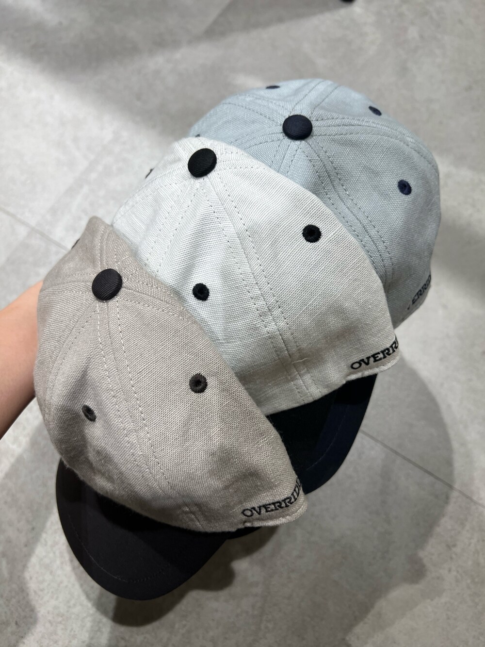 ブラック系のテーラードジャケット、ブルー系のデニムパンツ、ブラック系のブーツを着用したレディースの夏コーディネートの3枚目の写真