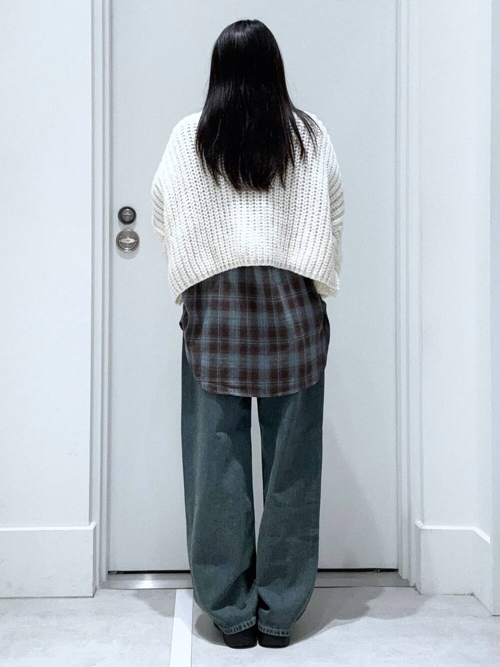 「着痩せ・細見え、きれいめ、韓国系、デート/ロマンティック、冬コーデ、女子ウケ、ワントーン、カジュアル、FOREVER 21、冬アウター、レイヤードスタイル」｜「FOREVER 21の【2024FW】オーバーダイワイドデニム（デニムパンツ、ブルー系）」を使った、みくさん（レディース・155cm）の冬コーディネートの3枚目の写真