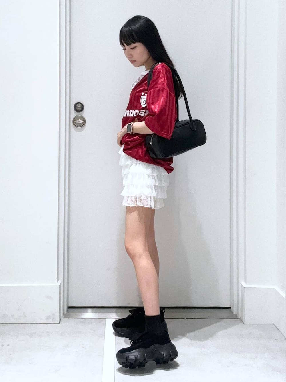 「着痩せ・細見え、きれいめ、韓国系、デート/ロマンティック、冬コーデ、女子ウケ、ワントーン、カジュアル、FOREVER 21、冬アウター、レイヤードスタイル」｜「FOREVER 21の【2024FW】レースフリルショートパンツ（その他パンツ、ホワイト系）」を使った、みくさん（レディース・155cm）の夏コーディネートの2枚目の写真