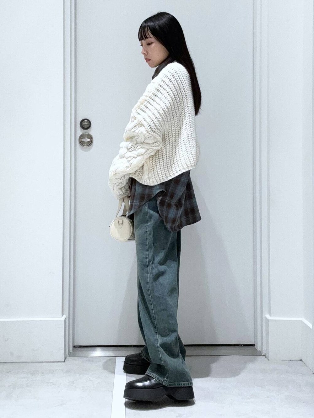 「着痩せ・細見え、きれいめ、韓国系、デート/ロマンティック、冬コーデ、女子ウケ、ワントーン、カジュアル、FOREVER 21、冬アウター、レイヤードスタイル」｜「FOREVER 21の【2024FW】オーバーダイワイドデニム（デニムパンツ、ブルー系）」を使った、みくさん（レディース・155cm）の冬コーディネートの2枚目の写真