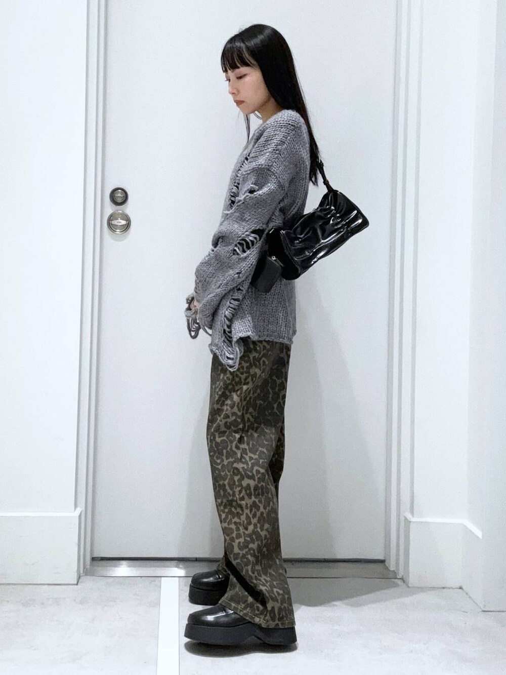 「着痩せ・細見え、きれいめ、韓国系、冬コーデ、女子ウケ、ワントーン、カジュアル、FOREVER 21、冬アウター、レイヤードスタイル、秋冬新作」｜「FOREVER 21の【2024FW】アソートクロッグサンダル（スリッポン、ブラック系）」を使った、みくさん（レディース・155cm）の冬コーディネートの2枚目の写真
