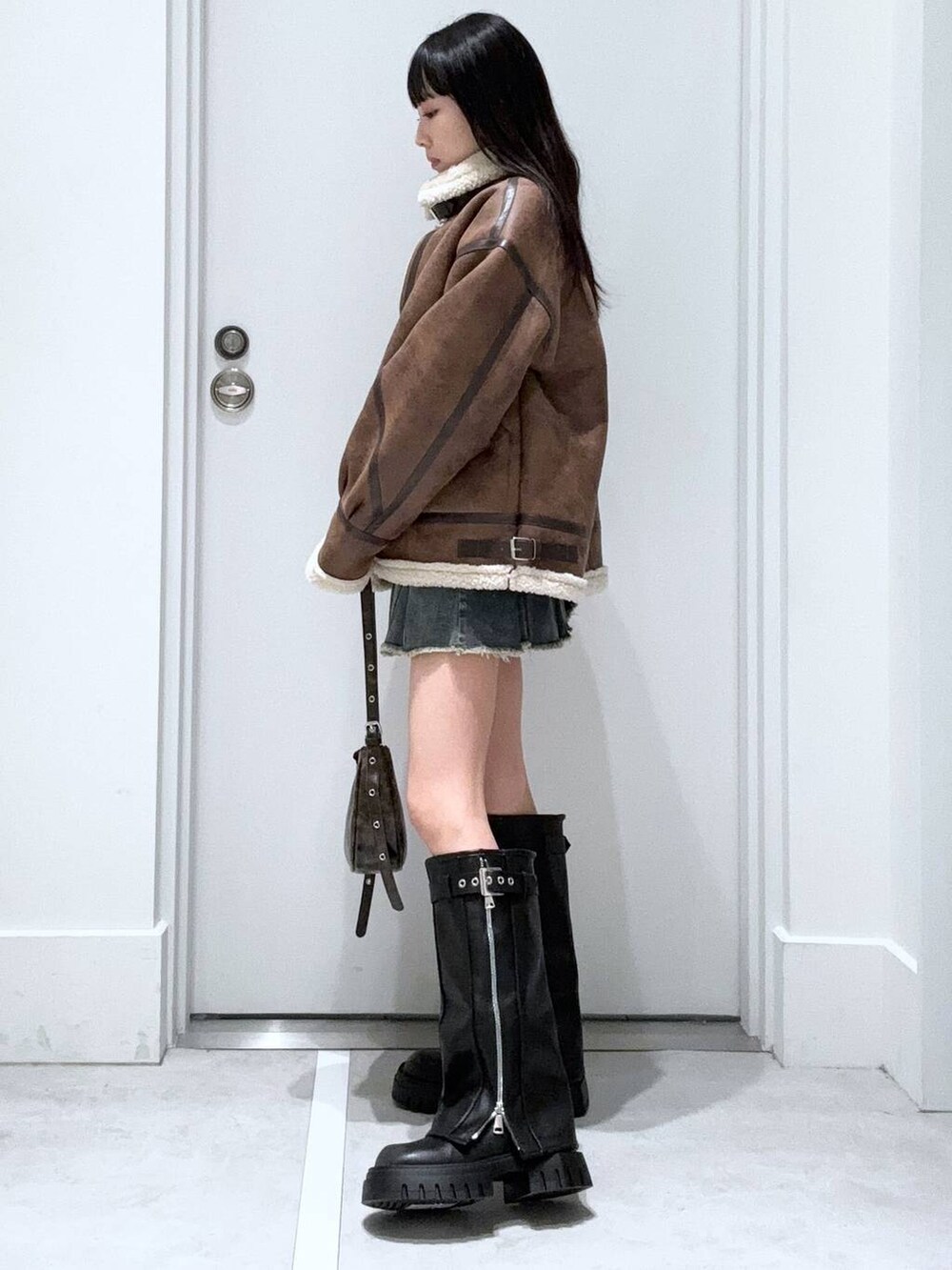 「着痩せ・細見え、きれいめ、韓国系、デート/ロマンティック、冬コーデ、女子ウケ、ワントーン、カジュアル、FOREVER 21、冬アウター、レイヤードスタイル」｜「FOREVER 21の【2024FW】カバーブーツ（ブーツ、ブラック系）」を使った、みくさん（レディース・155cm）の冬コーディネートの2枚目の写真