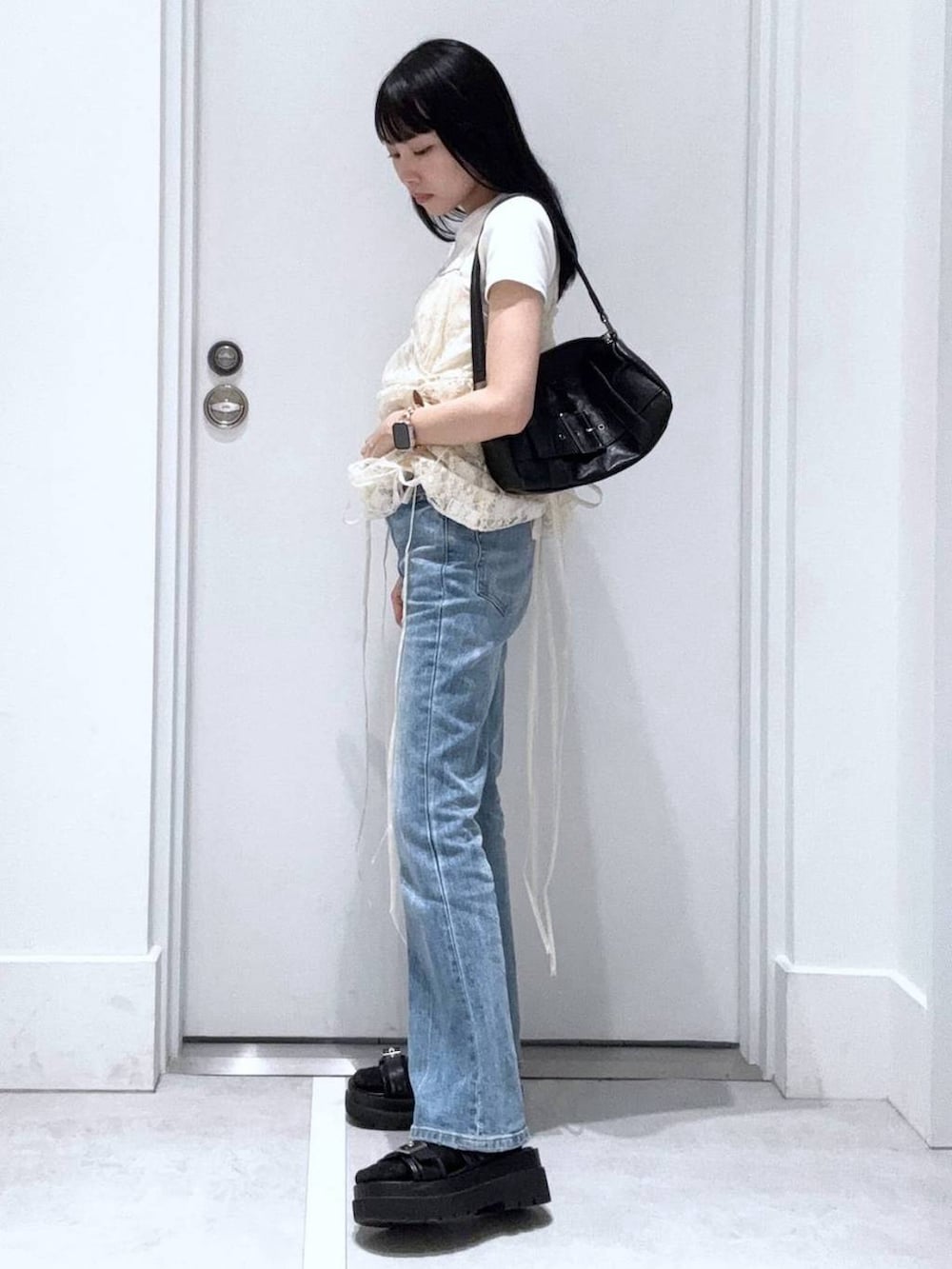 「着痩せ・細見え、きれいめ、韓国系、デート/ロマンティック、冬コーデ、女子ウケ、ワントーン、カジュアル、FOREVER 21、冬アウター、レイヤードスタイル」｜「FOREVER 21の【2025SS】フレアデニム（デニムパンツ、ブルー系）」を使った、みくさん（レディース・155cm）の夏コーディネートの2枚目の写真