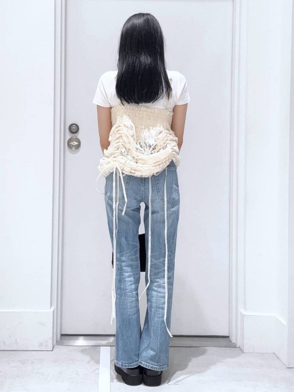 「着痩せ・細見え、きれいめ、韓国系、デート/ロマンティック、冬コーデ、女子ウケ、ワントーン、カジュアル、FOREVER 21、冬アウター、レイヤードスタイル」｜「FOREVER 21の【2025SS】フレアデニム（デニムパンツ、ブルー系）」を使った、みくさん（レディース・155cm）の夏コーディネートの3枚目の写真