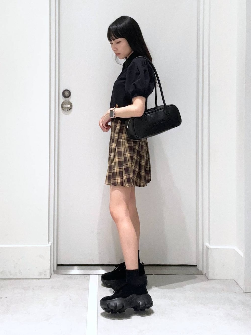 「着痩せ・細見え、きれいめ、韓国系、デート/ロマンティック、冬コーデ、女子ウケ、ワントーン、カジュアル、FOREVER 21、冬アウター、レイヤードスタイル」｜「FOREVER 21の【2025SS】ロゴスクエアボストン（ボストンバッグ、ブラック系）」を使った、みくさん（レディース・155cm）の夏コーディネートの2枚目の写真