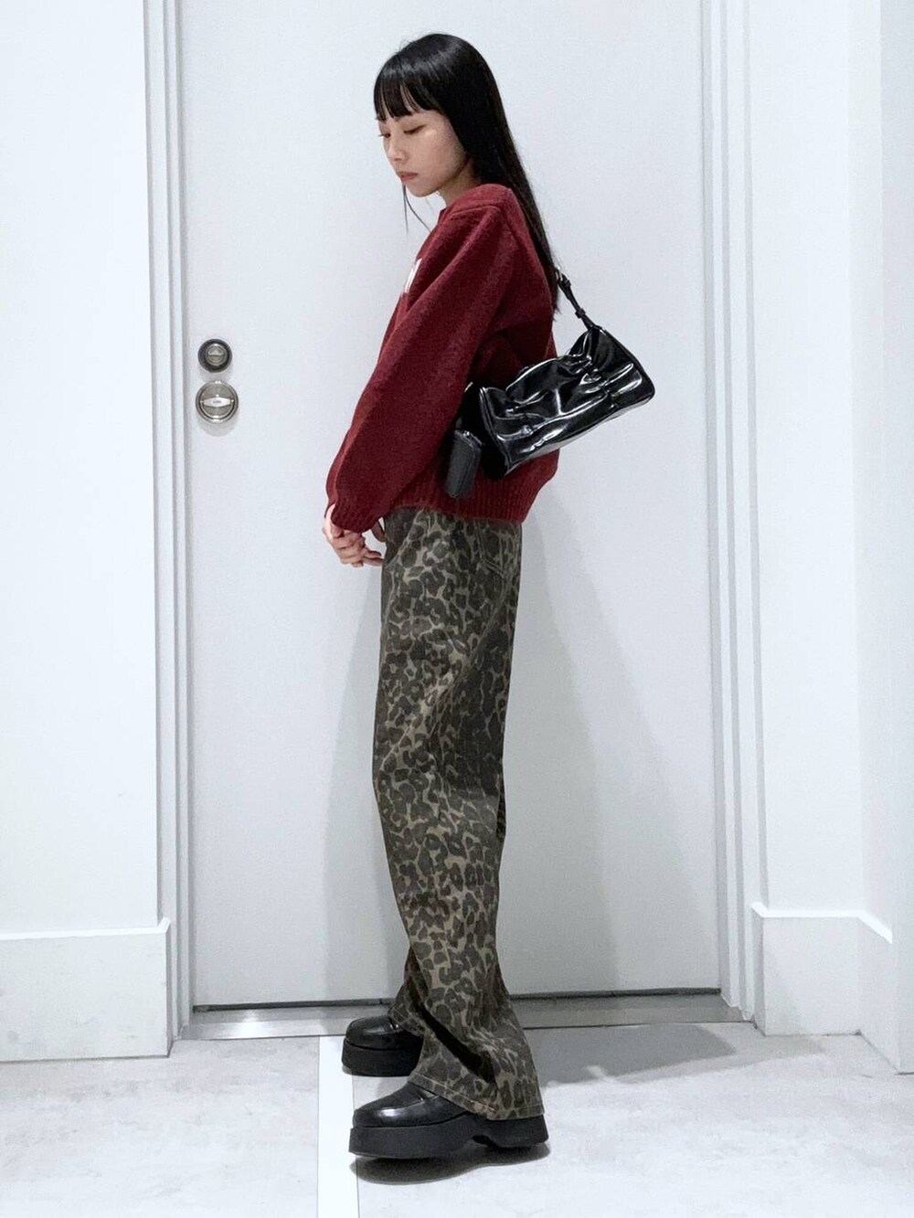 「着痩せ・細見え、きれいめ、韓国系、冬コーデ、女子ウケ、ワントーン、カジュアル、FOREVER 21、冬アウター、レイヤードスタイル、秋冬新作」｜「FOREVER 21の【2024FW】アソートクロッグサンダル（スリッポン、ブラック系）」を使った、みくさん（レディース・155cm）の冬コーディネートの2枚目の写真