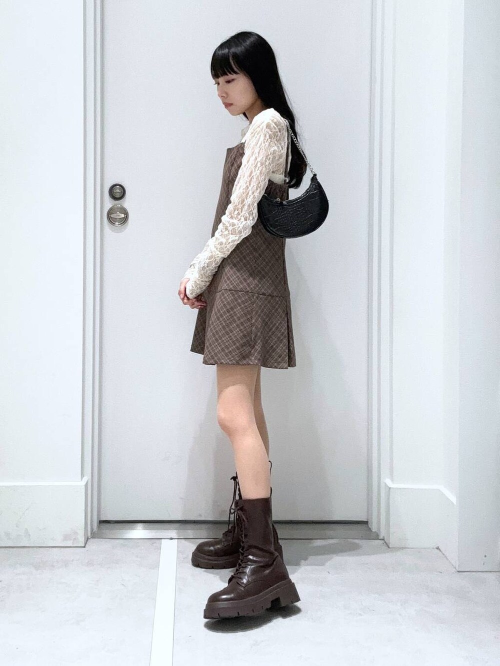 ホワイト系のTシャツ/カットソー、ベージュ系のワンピース、ブラック系のその他パンツを着用したレディースの春コーディネートの2枚目の写真