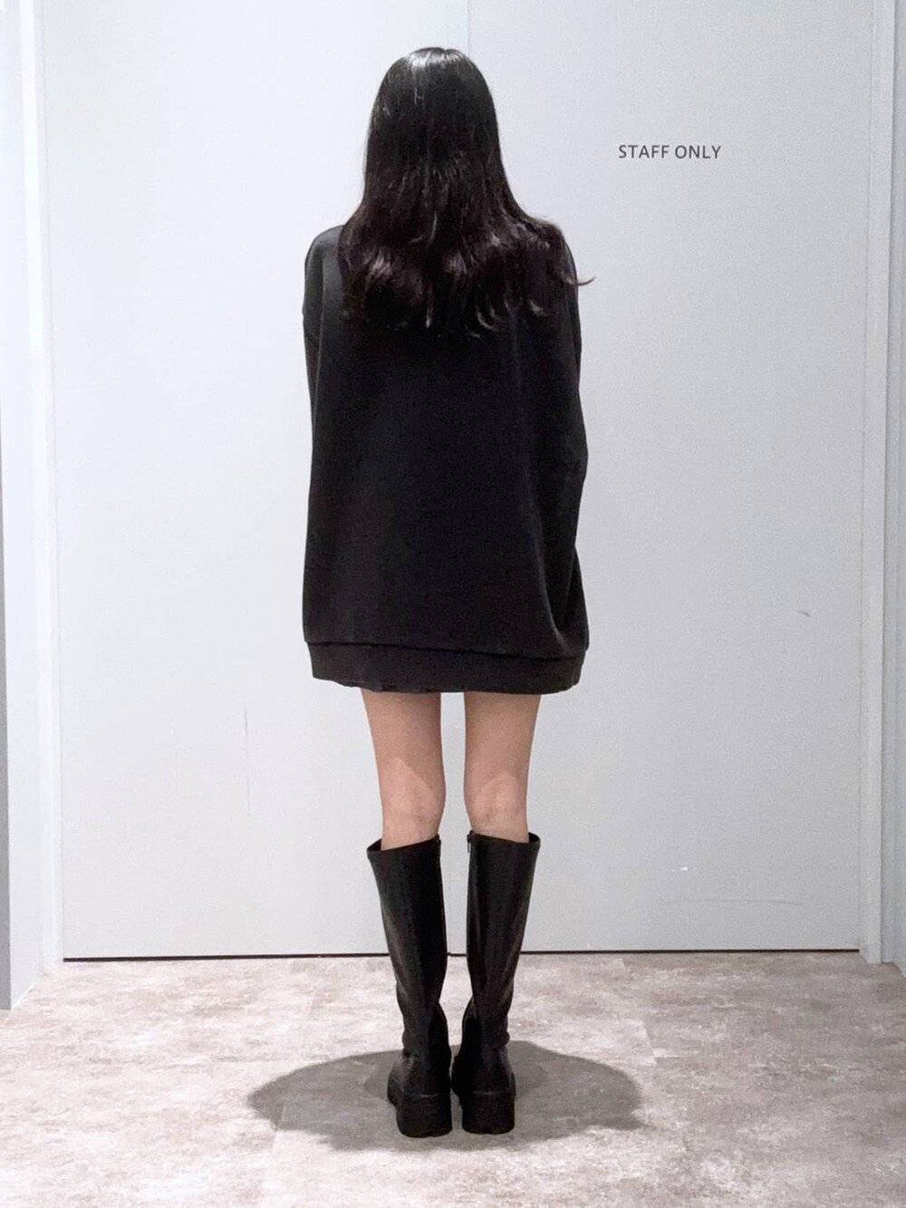 ブラック系のブーツ、グレー系のスカート、グレー系のスウェットを着用したレディースの秋コーディネートの3枚目の写真