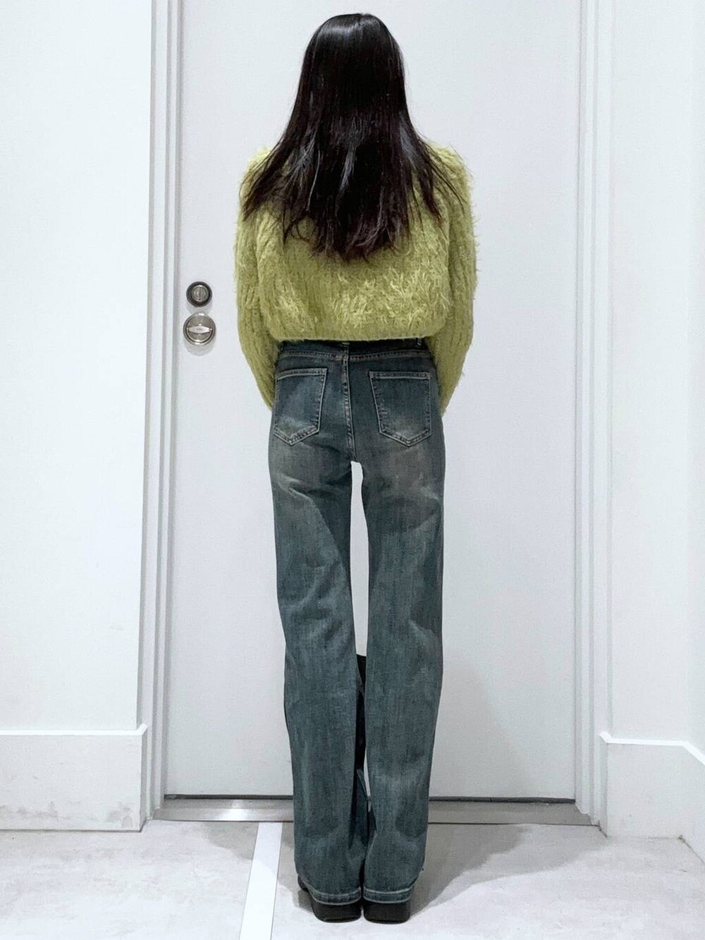 「着痩せ・細見え、きれいめ、韓国系、デート/ロマンティック、冬コーデ、女子ウケ、ワントーン、カジュアル、FOREVER 21、冬アウター、レイヤードスタイル」｜「FOREVER 21の【2024FW】アソートクロッグサンダル（スリッポン、ブラック系）」を使った、みくさん（レディース・155cm）の冬コーディネートの3枚目の写真