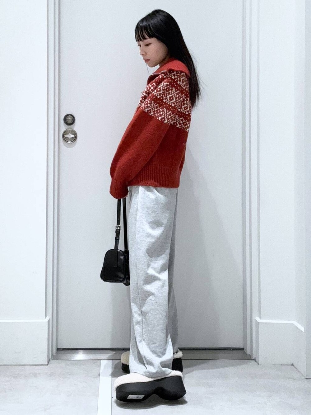 「着痩せ・細見え、きれいめ、韓国系、デート/ロマンティック、冬コーデ、女子ウケ、ワントーン、カジュアル、FOREVER 21、冬アウター、レイヤードスタイル」｜「FOREVER 21の【2024FW】アソートクロッグサンダル（スリッポン、ホワイト系）」を使った、みくさん（レディース・155cm）の冬コーディネートの2枚目の写真
