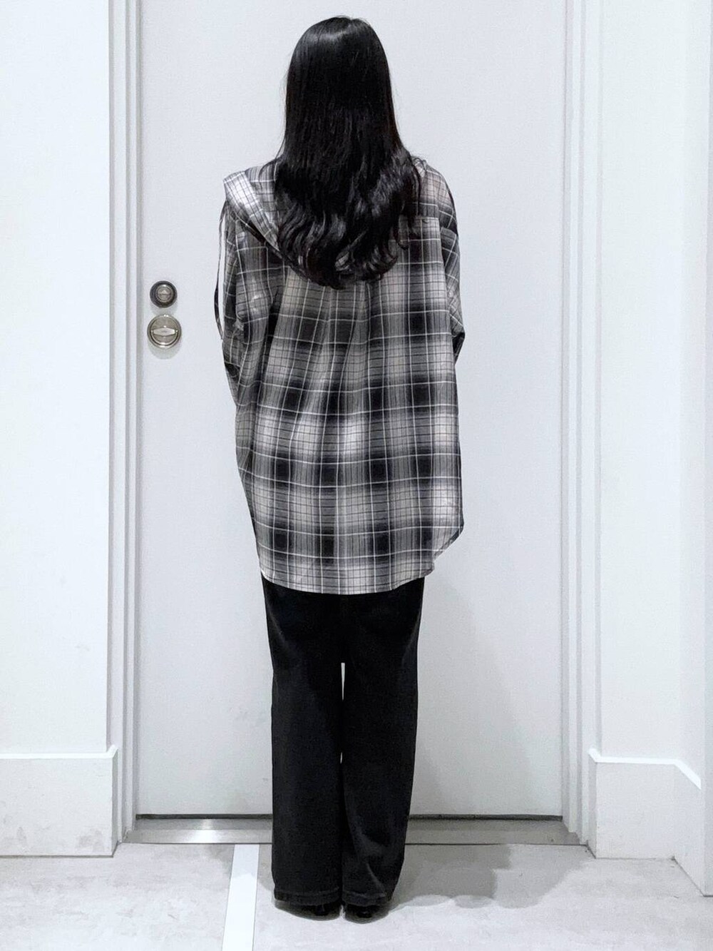 「着痩せ・細見え、きれいめ、韓国系、デート/ロマンティック、冬コーデ、女子ウケ、ワントーン、カジュアル、FOREVER 21、冬アウター、レイヤードスタイル」｜「FOREVER 21の【2024FW】オーバーダイフレアデニム（デニムパンツ、ブラック系）」を使った、みくさん（レディース・155cm）の春コーディネートの3枚目の写真