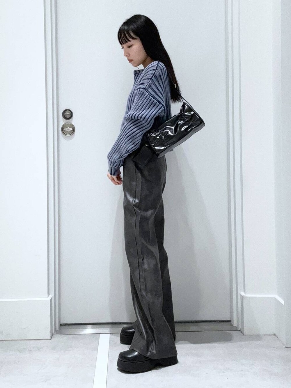 「着痩せ・細見え、きれいめ、韓国系、デート/ロマンティック、冬コーデ、女子ウケ、ワントーン、カジュアル、FOREVER 21、冬アウター、レイヤードスタイル」｜「FOREVER 21の【2024FW】アソートクロッグサンダル（スリッポン、ブラック系）」を使った、みくさん（レディース・155cm）の冬コーディネートの2枚目の写真