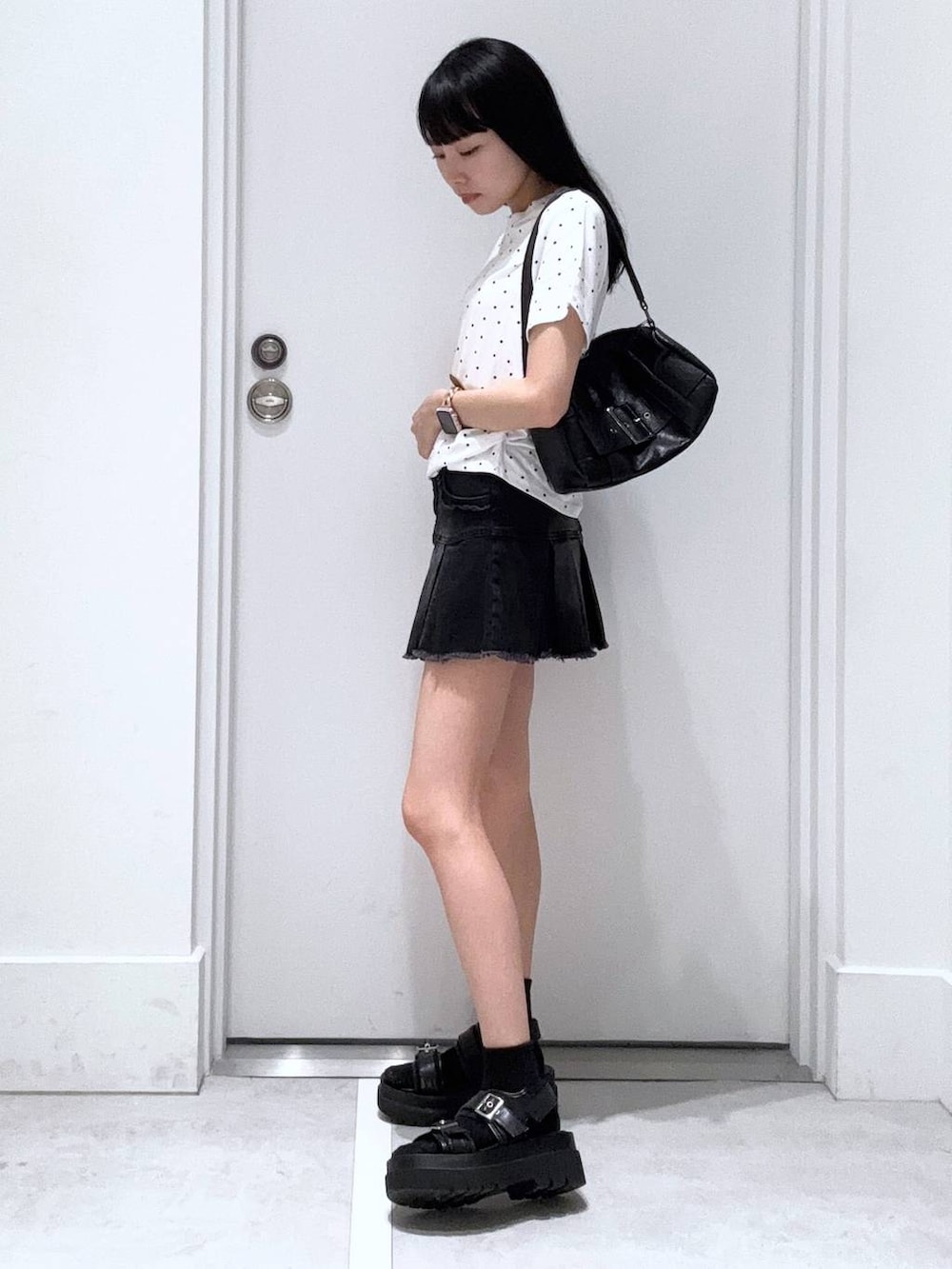 「着痩せ・細見え、きれいめ、韓国系、デート/ロマンティック、冬コーデ、女子ウケ、ワントーン、カジュアル、FOREVER 21、冬アウター、レイヤードスタイル」｜「FOREVER 21の【2025SS】加工デニムミニスカート（デニムスカート、ブラック系）」を使った、みくさん（レディース・155cm）の夏コーディネートの2枚目の写真
