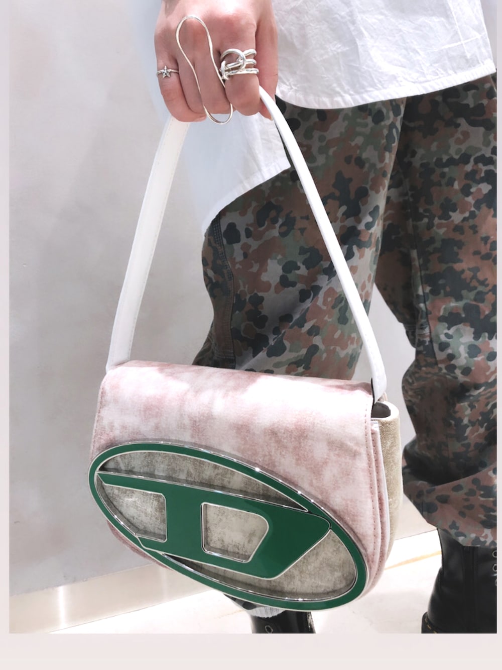 「春コーデ、カジュアル、パンツスタイル、韓国ファッション、休日スタイル、シャツスタイル、迷彩、グリーン、低身長、でぃーぜるうらわすたっふ」｜「DIESELのメンズ ハット バケットハット（ハット、ブラック系）」を使った、yuuuuiさん（レディース・156cm）の冬コーディネートの2枚目の写真