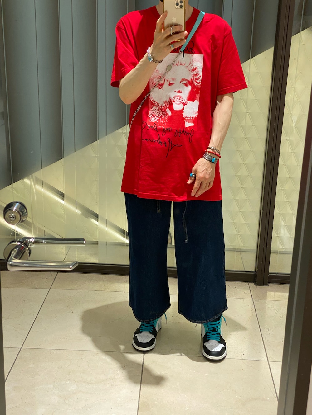 「休日コーデ、夏服、メンズファッション、ロゴT」｜「Levi’sのアイテム（デニムパンツ、ブルー系）」を使った、朧さん（メンズ・172cm）の夏コーディネートの2枚目の写真
