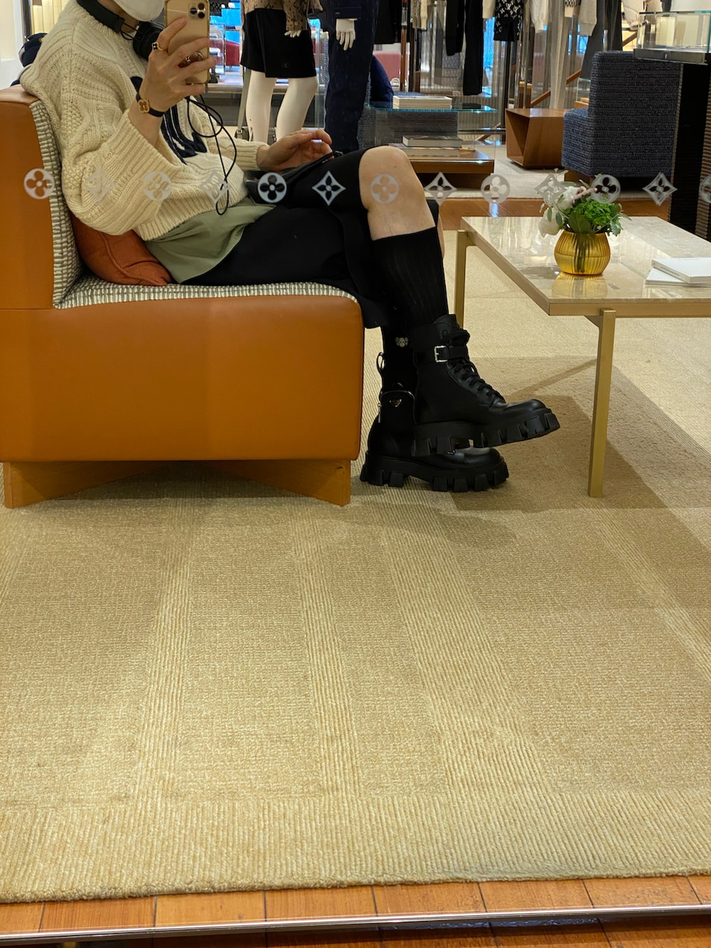 「秋コーデ、秋服、セーター」｜「CELINEのアイテム（ニット/セーター、ホワイト系）」を使った、朧さん（メンズ・172cm）の秋コーディネートの2枚目の写真