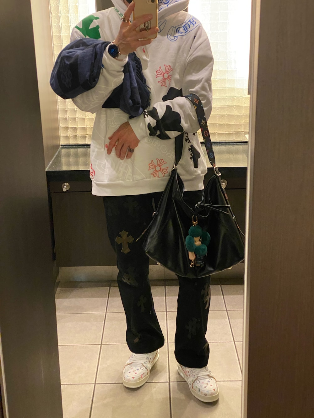 「TM×LV、マフラーぐるぐる、休日コーデ、リラックススタイル」｜「LOUIS VUITTONのアイテム（スニーカー、ホワイト系）」を使った、朧さん（メンズ・172cm）の冬コーディネートの2枚目の写真