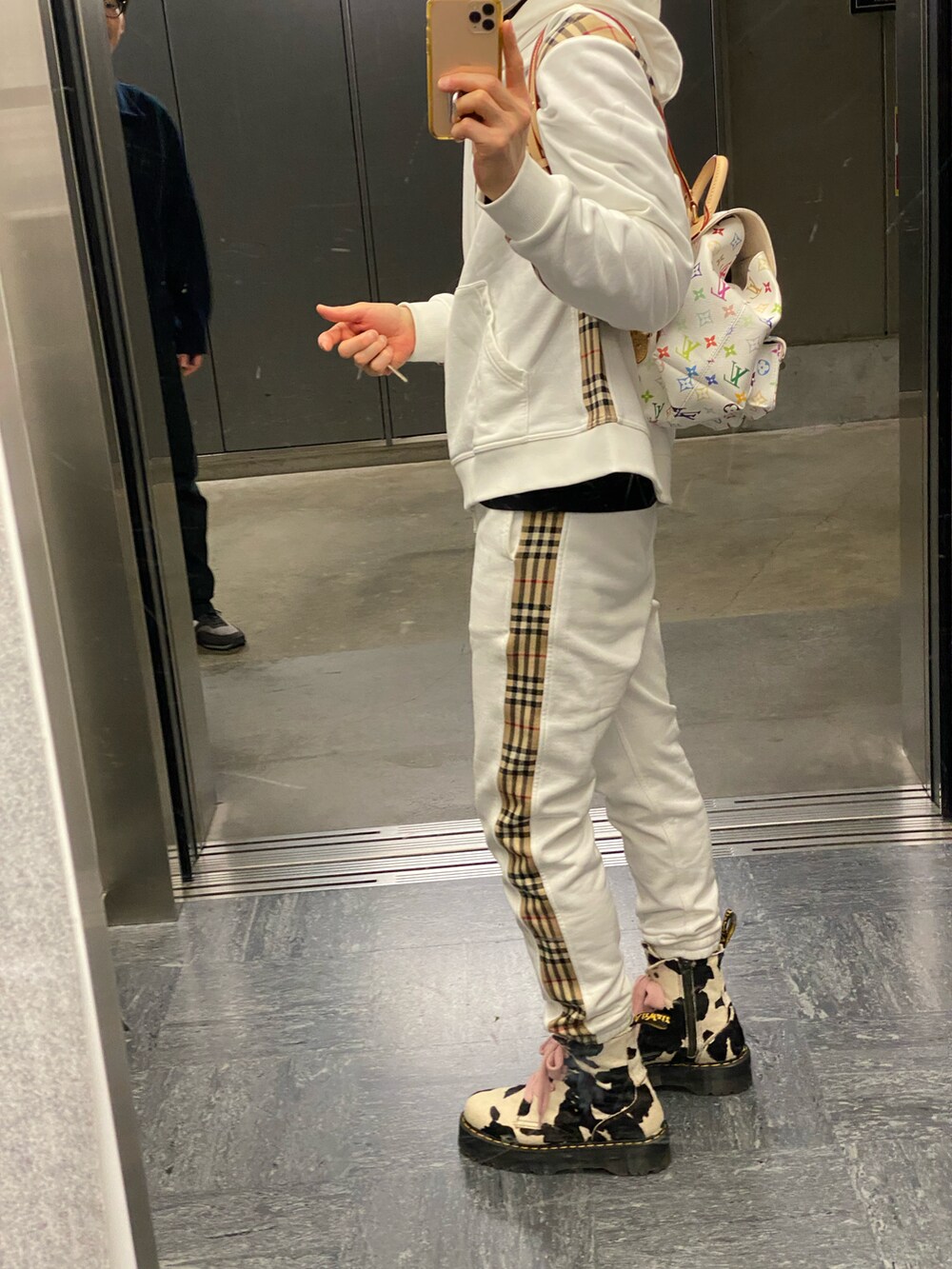 「セットアップ、休日コーデ、ホワイトコーデ、うし柄」｜「BURBERRYのアイテム（パーカー、ホワイト系）」を使った、朧さん（メンズ・172cm）の春コーディネートの2枚目の写真