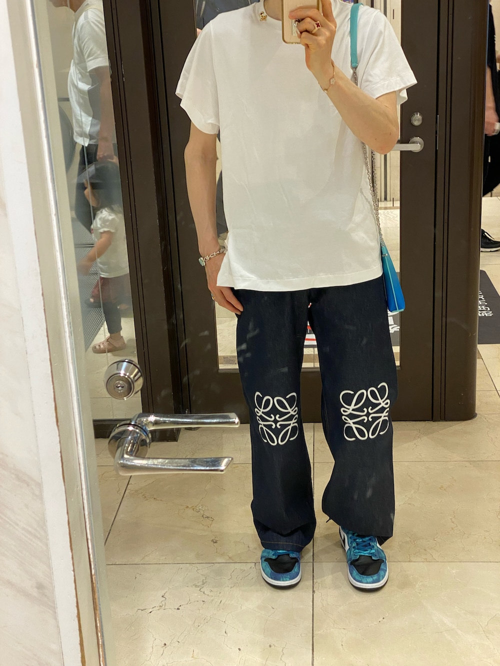 「夏コーデ、さらっと晴れやかスナップ、今日のコーデ、白Tシャツ」｜「LOUIS VUITTONのアイテム（Tシャツ/カットソー、ホワイト系）」を使った、朧さん（メンズ・172cm）の夏コーディネートの2枚目の写真