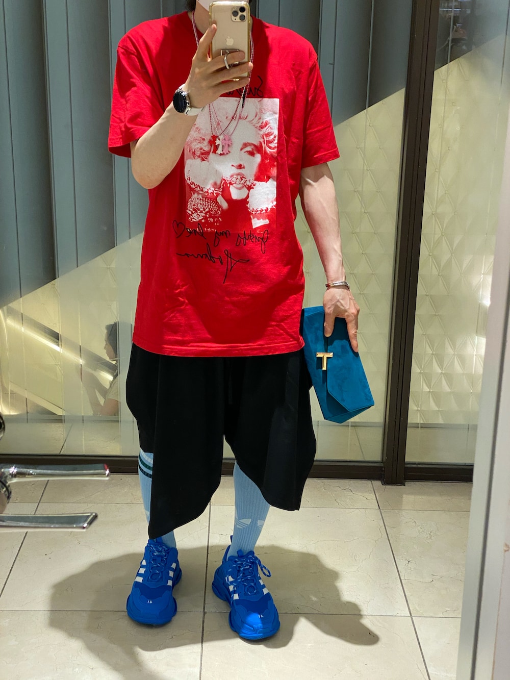 「グラフィックＴ、夏コーデ、休日コーデ、夏だ！Tシャツ着よう！」｜「Supreme のアイテム（Tシャツ/カットソー、レッド系）」を使った、朧さん（メンズ・172cm）の夏コーディネートの2枚目の写真