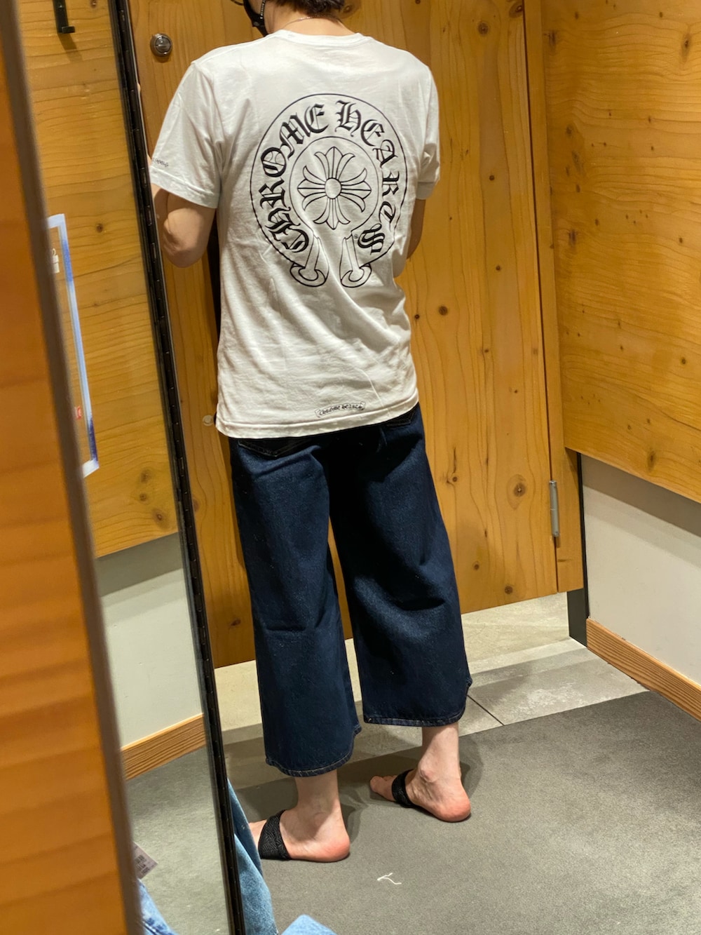 ホワイト系のTシャツ/カットソー、ブラック系のチノパンツ、ブラック系のサンダルを着用したメンズの夏コーディネートの2枚目の写真