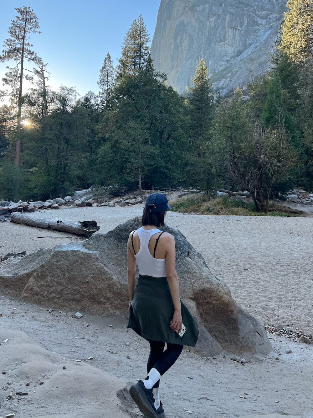 ホワイト系のタンクトップ、ブラック系のスニーカーを着用したレディースの秋コーディネートの2枚目の写真