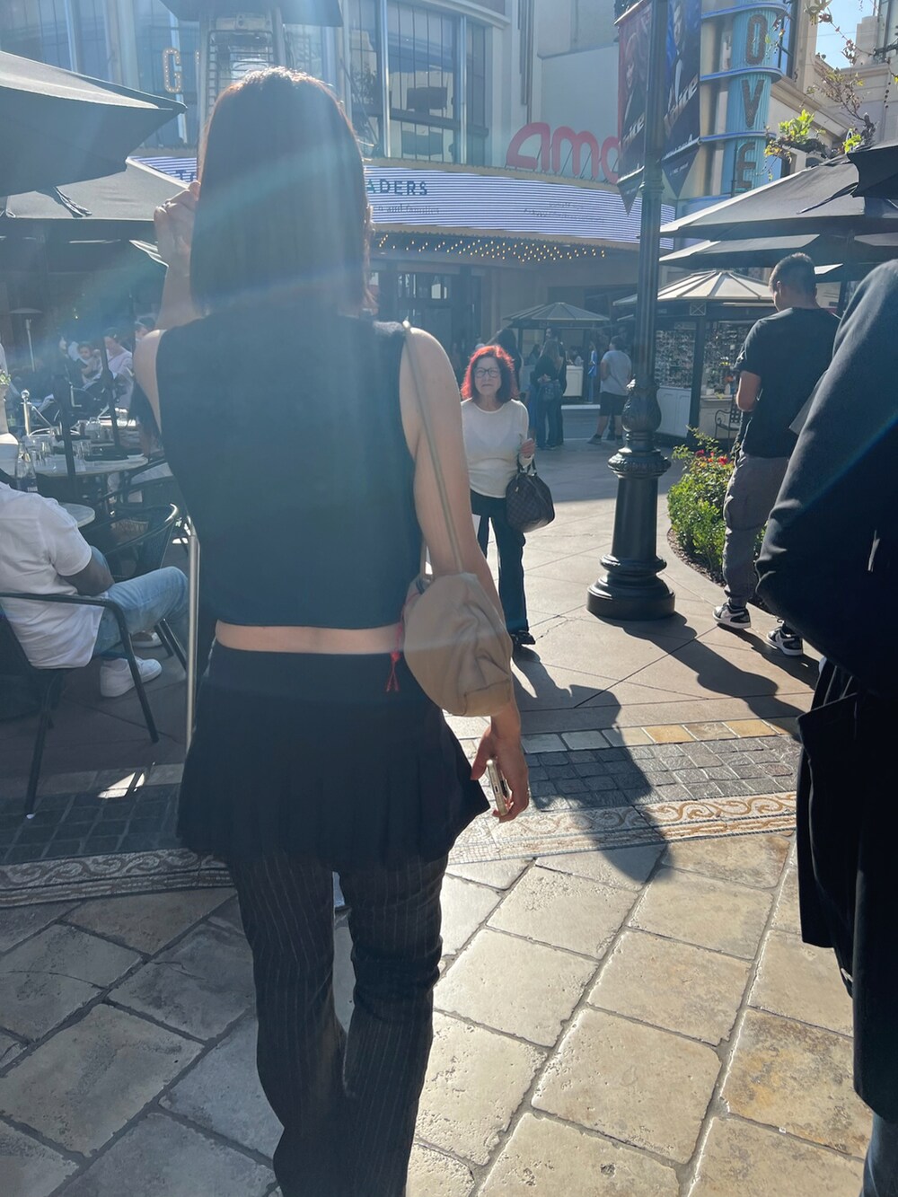 ブラック系のスカート、ブラック系のパンツ、ブラック系のニット/セーターを着用したレディースの秋コーディネートの2枚目の写真