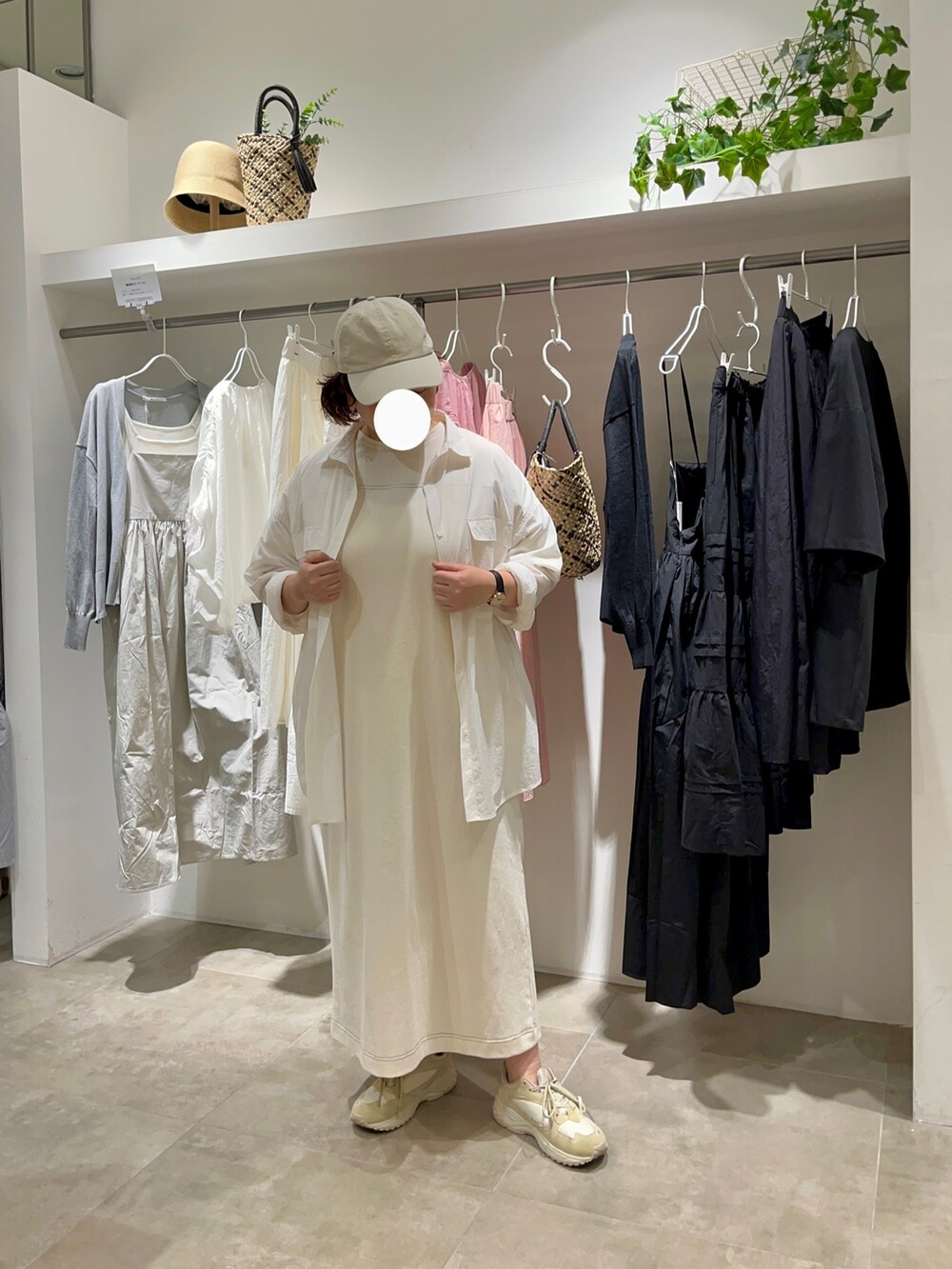 ホワイト系のシャツ/ブラウス、ベージュ系のワンピース、グリーン系のショルダーバッグを着用したレディースの春コーディネートの2枚目の写真