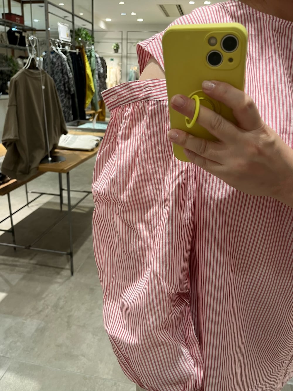 レッド系のシャツ/ブラウス、ベージュ系のその他パンツを着用したレディースの夏コーディネートの2枚目の写真