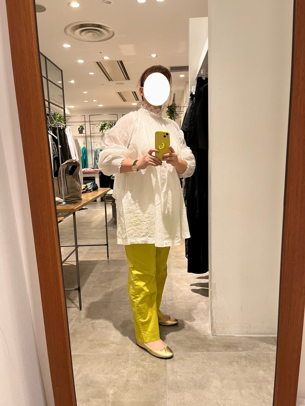 イエロー系のその他パンツ、ホワイト系のシャツ/ブラウス、ホワイト系のタンクトップを着用したレディースの夏コーディネートの2枚目の写真