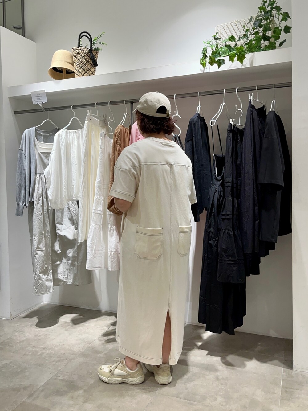 ホワイト系のシャツ/ブラウス、ベージュ系のワンピース、グリーン系のショルダーバッグを着用したレディースの春コーディネートの5枚目の写真