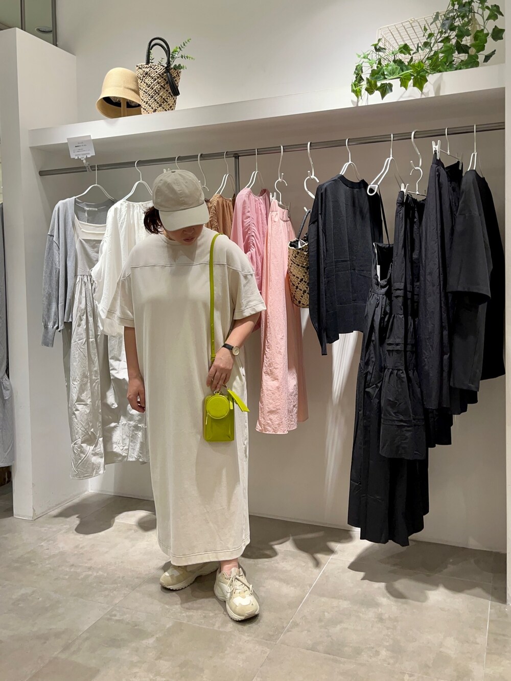 ホワイト系のシャツ/ブラウス、ベージュ系のワンピース、グリーン系のショルダーバッグを着用したレディースの春コーディネートの4枚目の写真