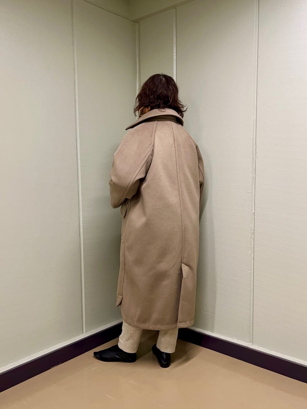 イエロー系のその他アウター、ホワイト系のニット/セーター、ホワイト系のシャツ/ブラウスを着用したレディースの冬コーディネートの3枚目の写真