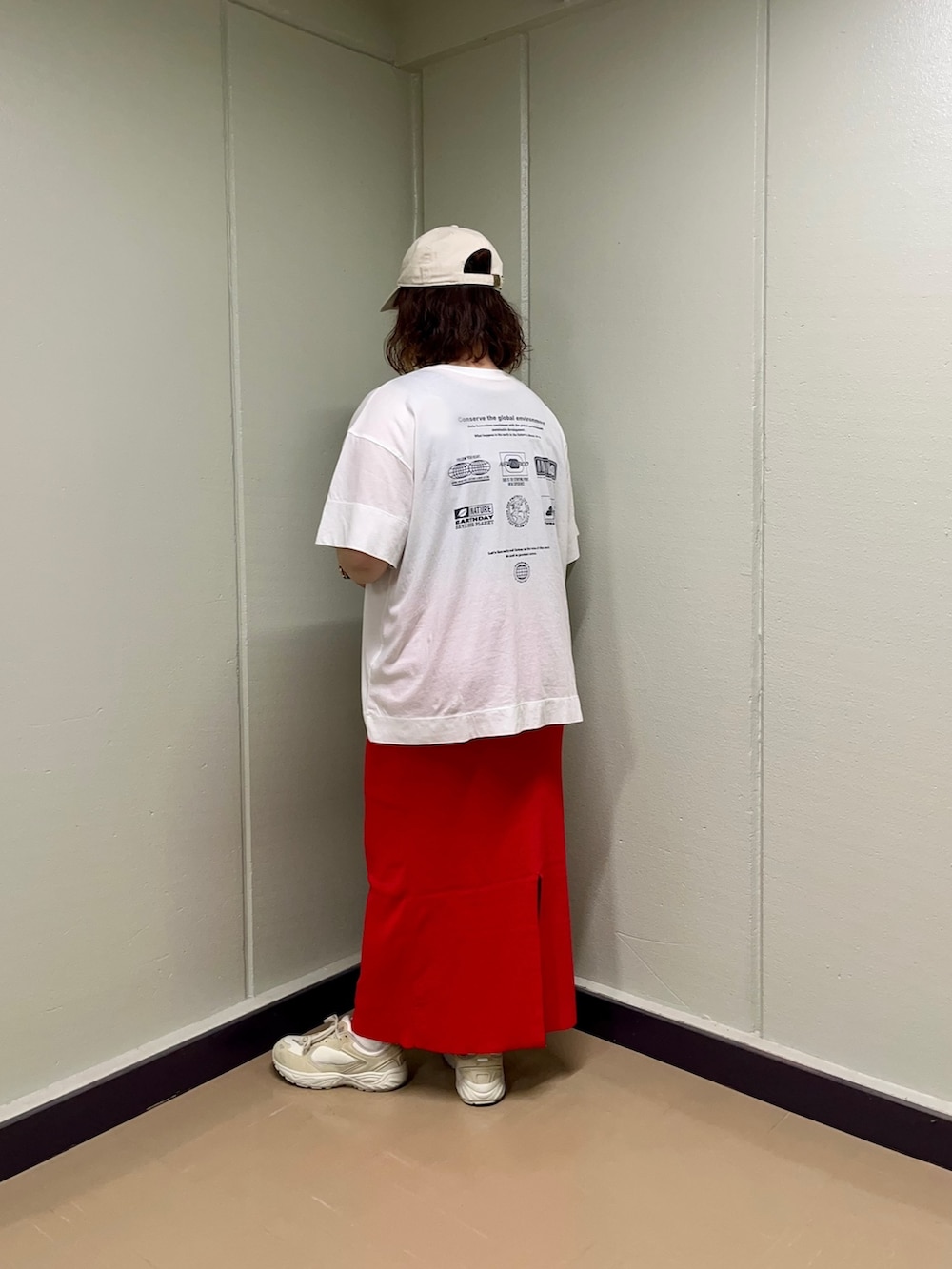 ホワイト系のTシャツ/カットソー、ベージュ系のショルダーバッグを着用したレディースの春コーディネートの3枚目の写真