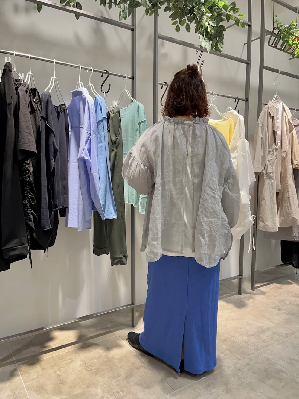 ホワイト系のTシャツ/カットソー、ブルー系のスカート、グレー系のシャツ/ブラウスを着用したレディースの春コーディネートの4枚目の写真