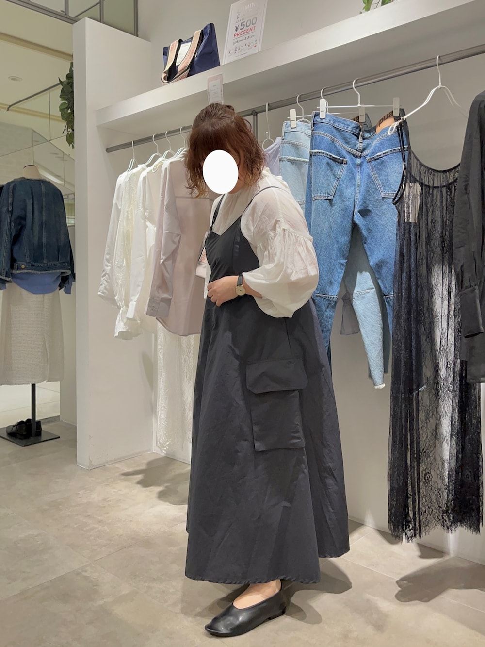 ブラック系のワンピース/ドレス、ホワイト系のシャツ/ブラウスを着用したレディースの春コーディネートの2枚目の写真