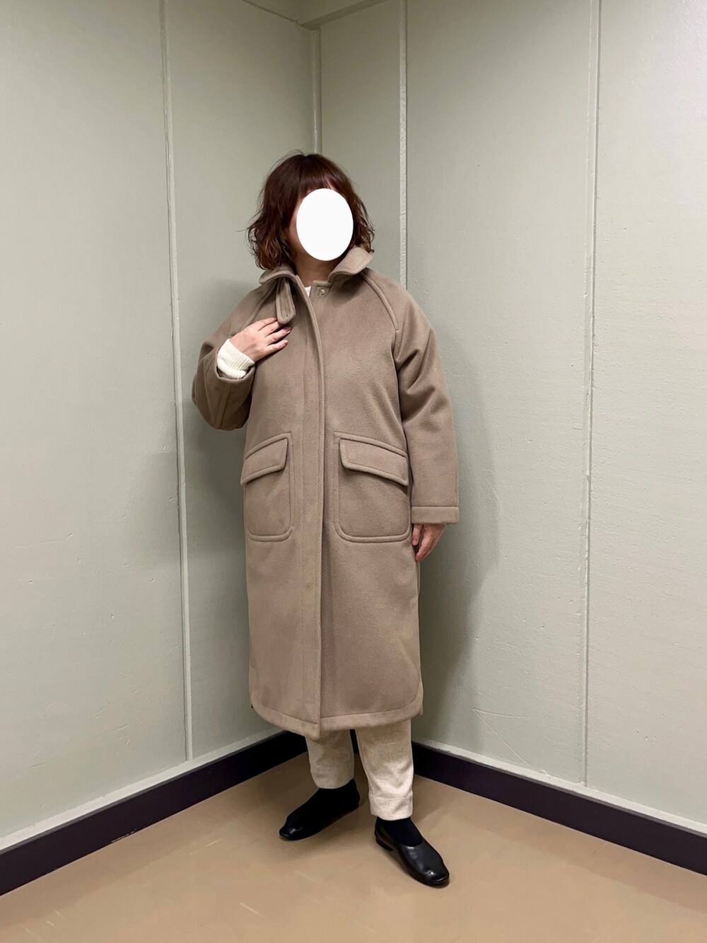 イエロー系のその他アウター、ホワイト系のニット/セーター、ホワイト系のシャツ/ブラウスを着用したレディースの冬コーディネートの2枚目の写真