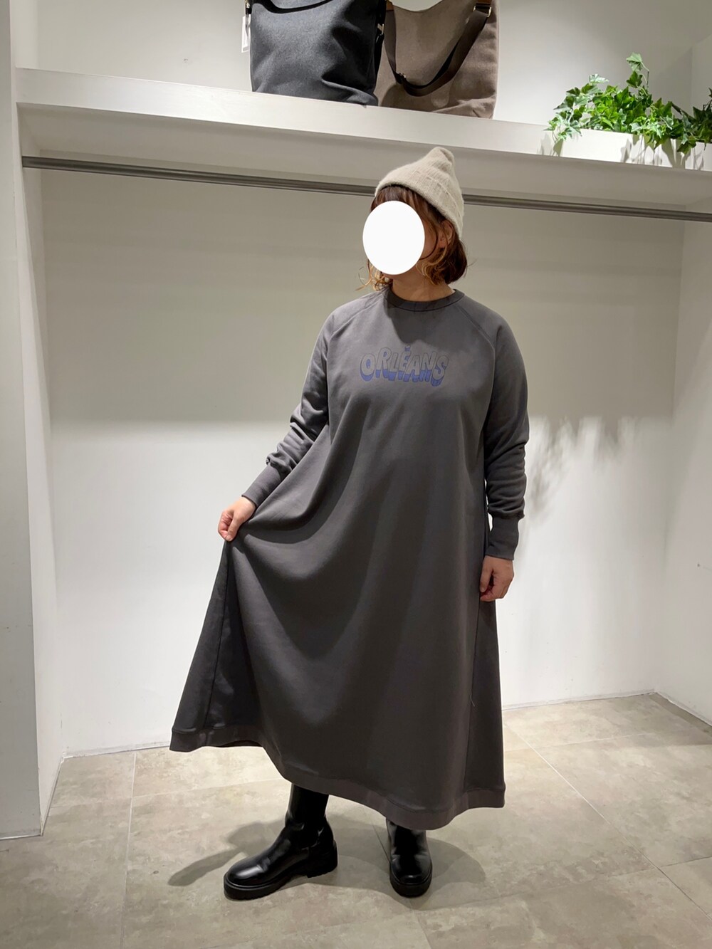 ブルー系のブルゾン、グレー系のワンピース、ホワイト系のトートバッグを着用したレディースの秋コーディネートの2枚目の写真