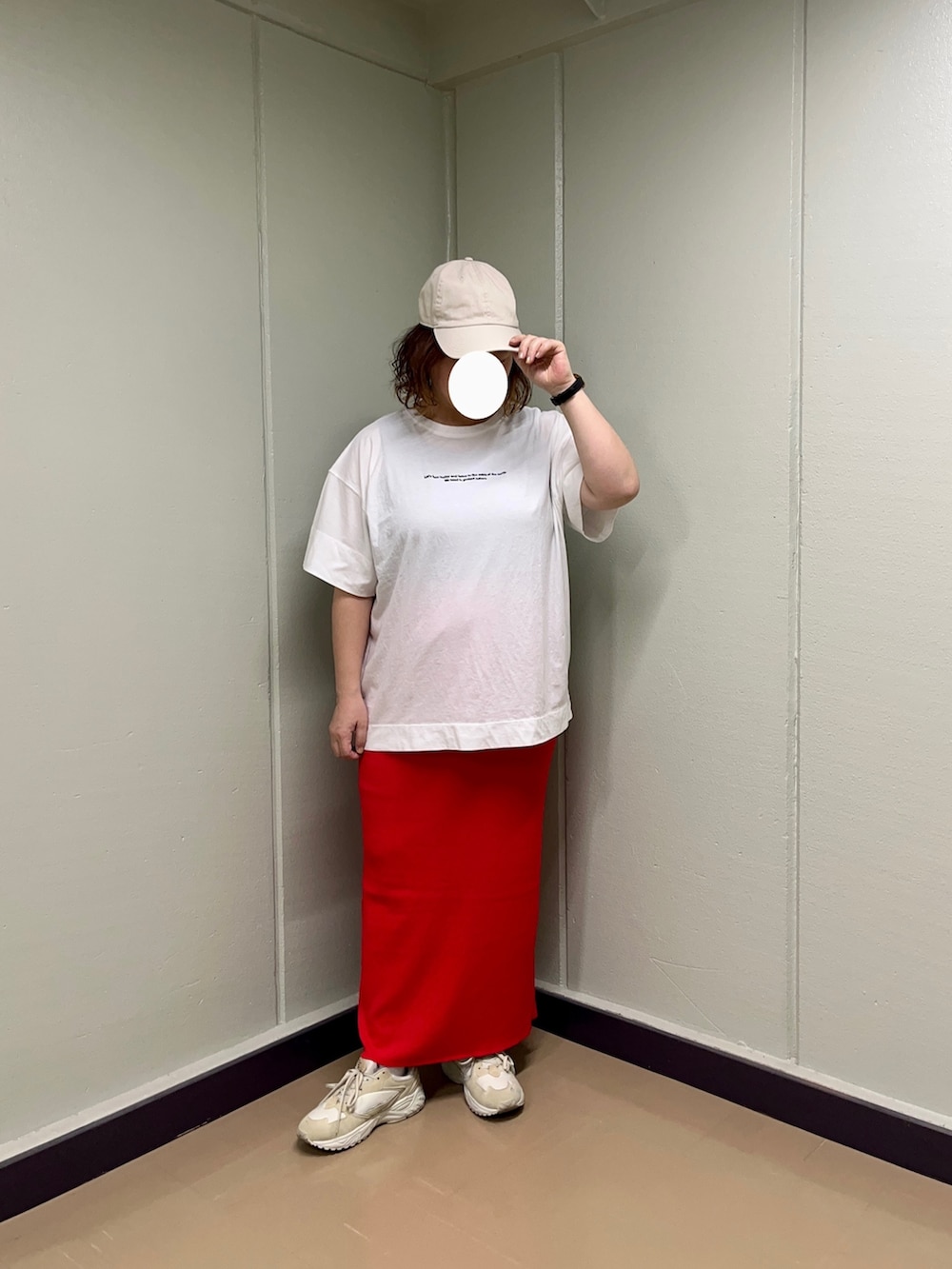 ホワイト系のTシャツ/カットソー、ベージュ系のショルダーバッグを着用したレディースの春コーディネートの2枚目の写真